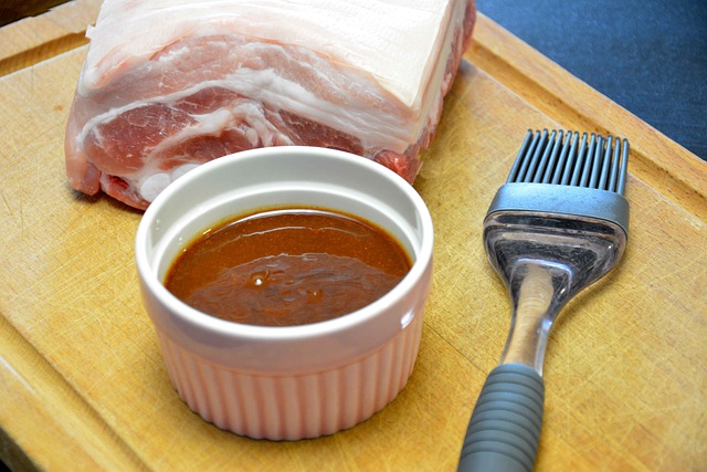 grilování s chutney omáčkou