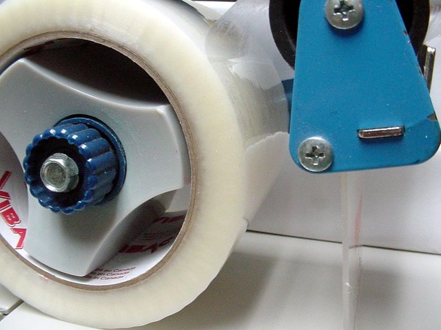 průhledná lepicí páska s držákem